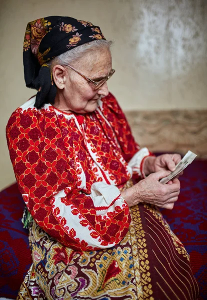 Alte Frau Tracht Und Brille Beim Betrachten Von Fotos — Stockfoto