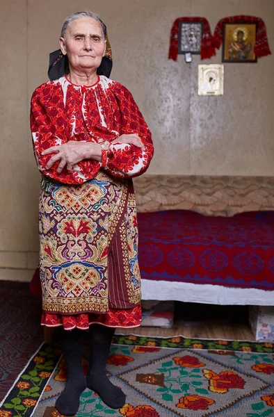 Alte Rumänische Frau Traditioneller Tracht Hause Stehend — Stockfoto