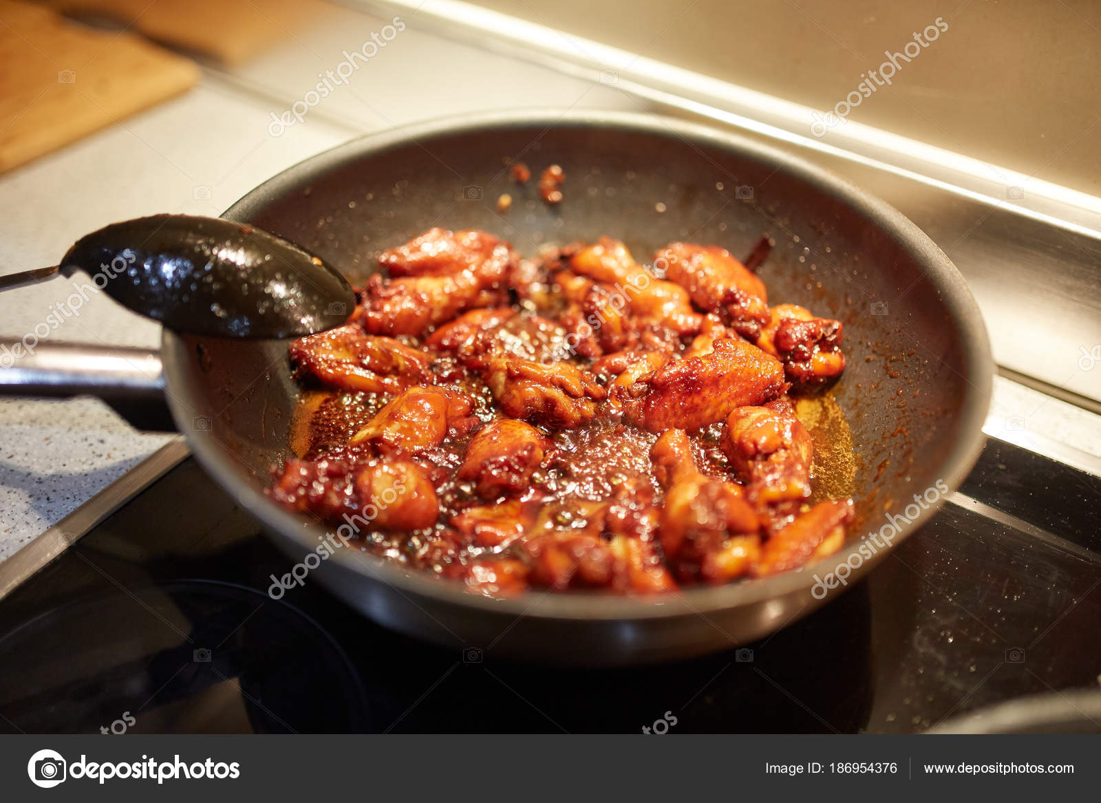 Wok Pan Chicken Wings Caramelizing Thai Recipe — Stock Photo © Xalanx 186954376