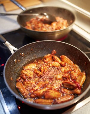 Wok tava tavuk kanatlı Tay tarifi için caramelizing