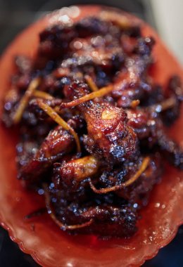 Asya tarifi yemek lezzetli karamelize tavuk kanadı closeup