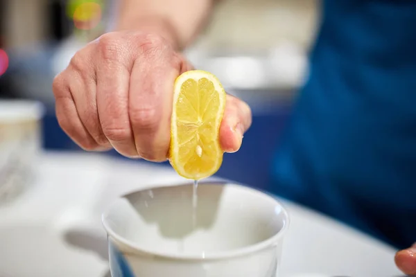 Мужская Рука Сжимает Половину Лимона Миску — стоковое фото