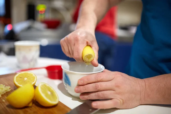 Обрезанный Вид Мужской Руки Сжимающей Половину Лимона Миску — стоковое фото