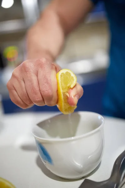 Mężczyzna Ręką Ściskając Pół Cytryny Miski — Zdjęcie stockowe