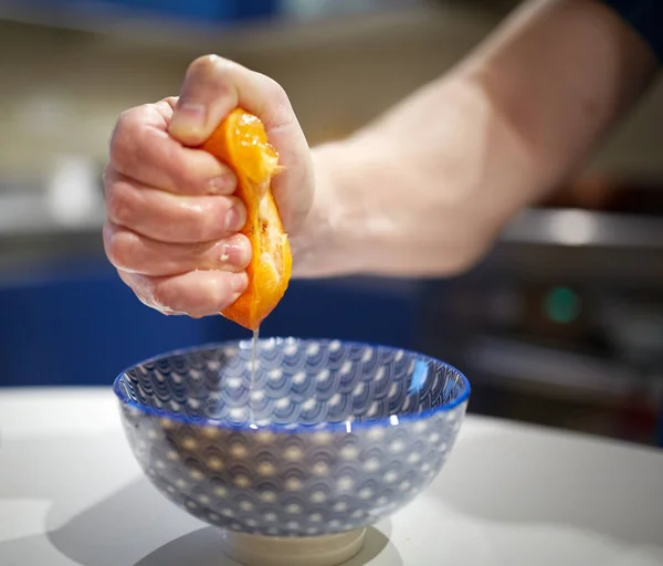 Mano Masculina Furiosamente Aplastando Naranja Tazón — Foto de Stock
