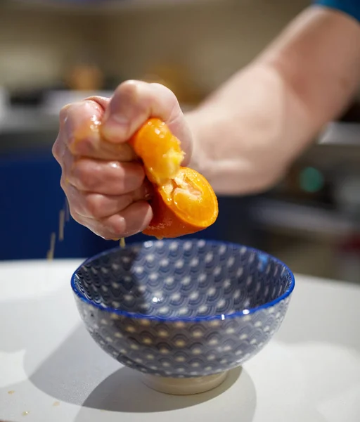 Homme Main Furieusement Écraser Orange Dans Bol — Photo