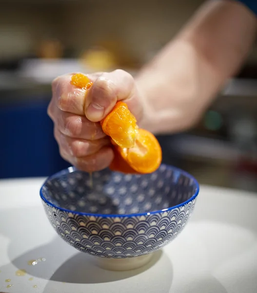 Mão Masculina Furiosamente Esmagando Laranja Tigela — Fotografia de Stock