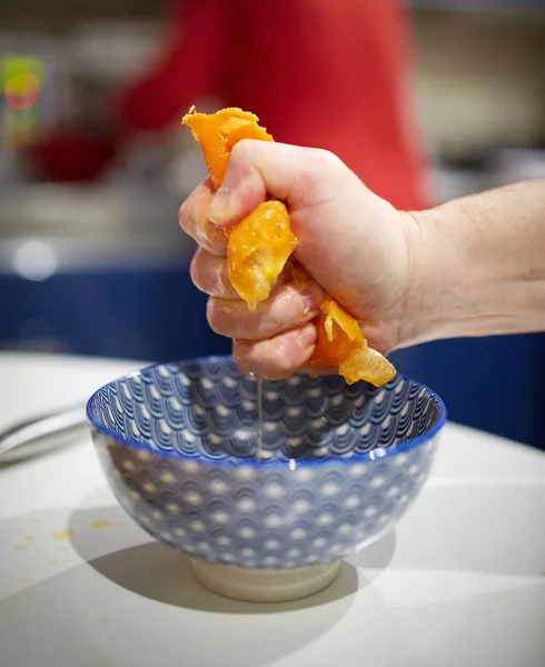 Mano Masculina Furiosamente Aplastando Naranja Tazón — Foto de Stock