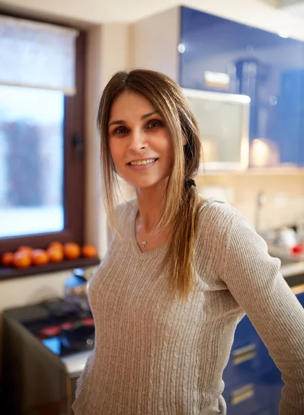 Mulher Branca Cozinha Com Mão Quadril — Fotografia de Stock