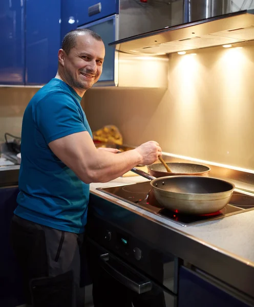 Homem Começa Cozinhar Tailandês Receita Asas Frango Casa — Fotografia de Stock