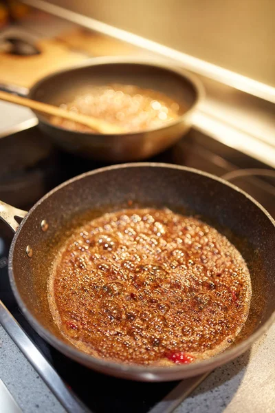 Marrón Azúcar Demerara Caramelizante Sartén Para Receta Tailandesa — Foto de Stock