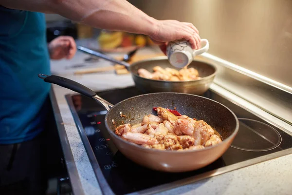 Handen Van Mens Koken Kippenvleugels Wok Pannen — Stockfoto