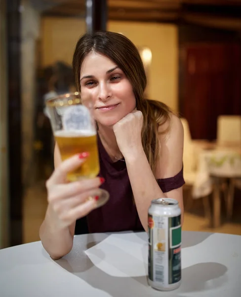 Femme Buvant Bière Verre — Photo