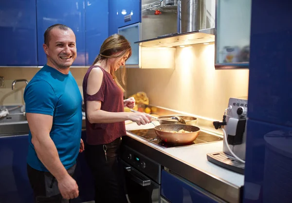 Pareja Cocina Casa Con Sartenes Estufa —  Fotos de Stock