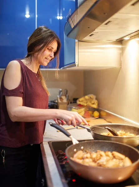 Attractive Middle Aged Woman Cooking Asian Cuisine Home — Stock Photo, Image