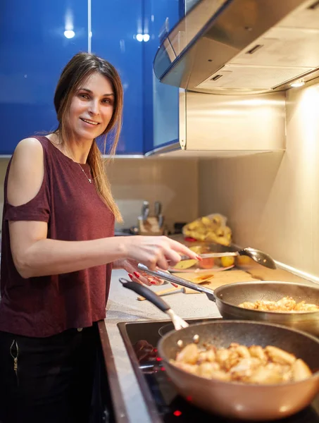 Atrakcyjna Kobieta Średnim Wieku Gotowania Kuchni Azjatyckiej Domu — Zdjęcie stockowe