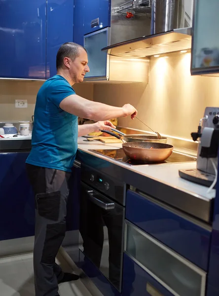 Mann Kocht Hause Thailändisches Rezept Von Chicken Wings — Stockfoto