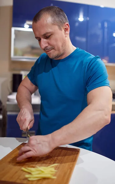 Homem Cortando Gengibre Tábua Madeira Cozinha — Fotografia de Stock