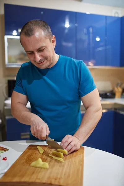 Hombre Picando Jengibre Sobre Tabla Madera Cocina —  Fotos de Stock