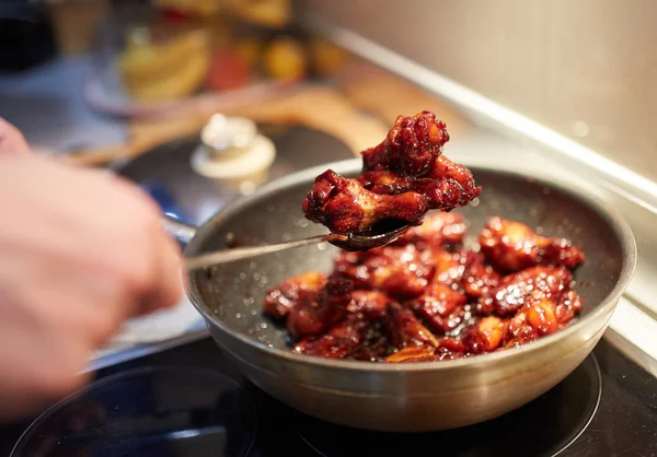 Man Omkeren Van Gekarameliseerde Kippenvleugeltjes Wok Pan — Stockfoto