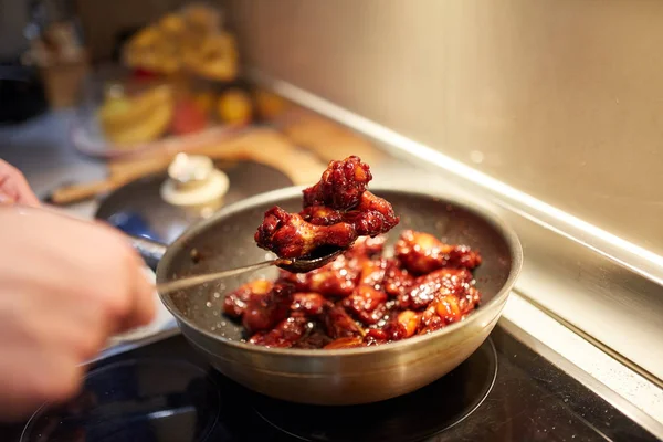 Man Omkeren Van Gekarameliseerde Kippenvleugeltjes Wok Pan — Stockfoto