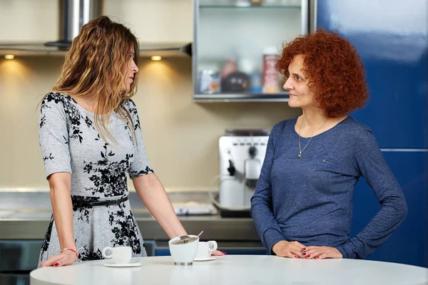 Twee Vrienden Praten Drinken Koffie Keukentafel — Stockfoto