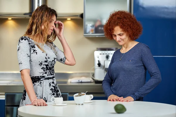 Two Friends Talking Drinking Coffee Kitchen Table — Stock Photo, Image