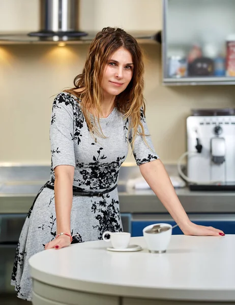 Mujer Bebiendo Café Casa Cocina — Foto de Stock