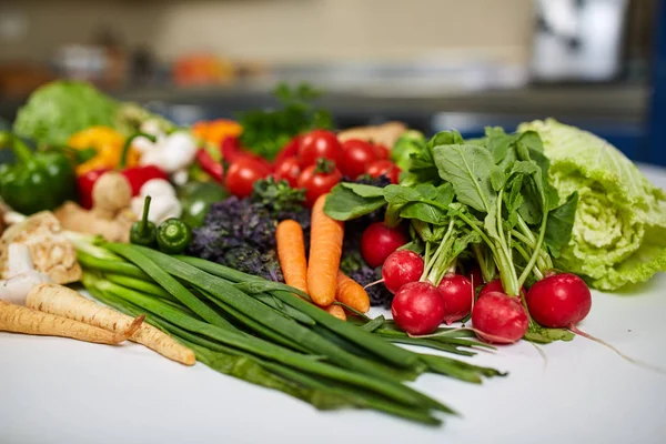 Verschiedene Gemüsesorten Auf Dem Küchentisch — Stockfoto