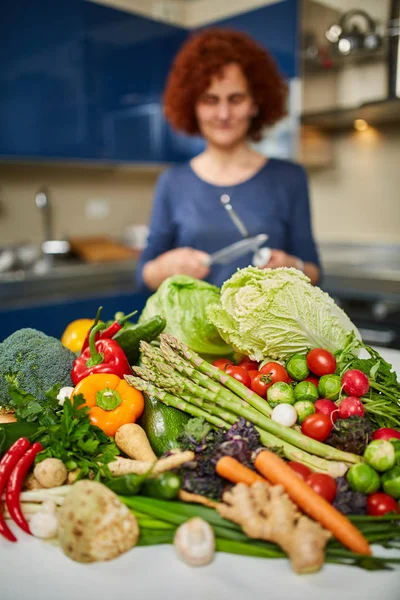 Cuchillo afilador mujer para cortar verduras —  Fotos de Stock