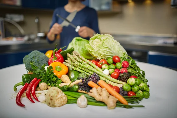 Coltello affilante donna per tagliare verdure — Foto Stock