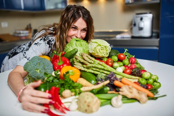 Kobieta z warzywami w kuchni — Zdjęcie stockowe