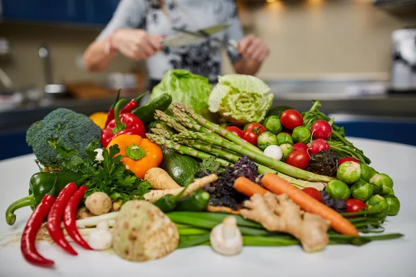 Coltello affilante donna per tagliare verdure — Foto Stock