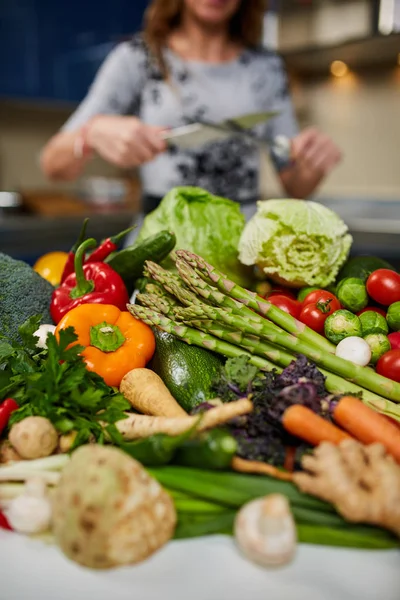 Coltello affilante donna per tagliare verdure — Foto Stock