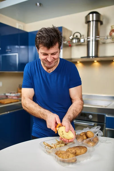 Man peeling potatoes — Stock Photo, Image