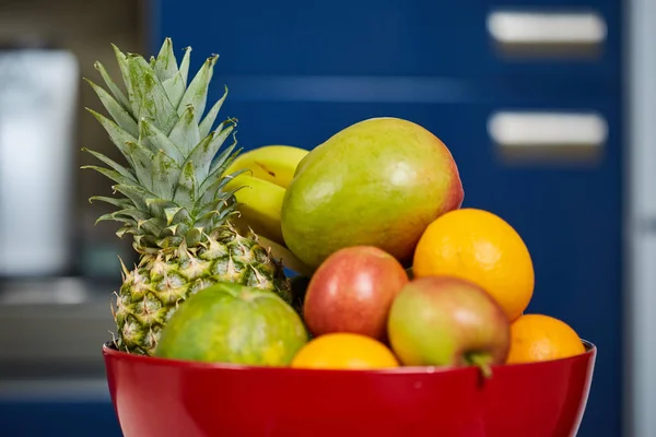 Exotische vruchten in een kom — Stockfoto