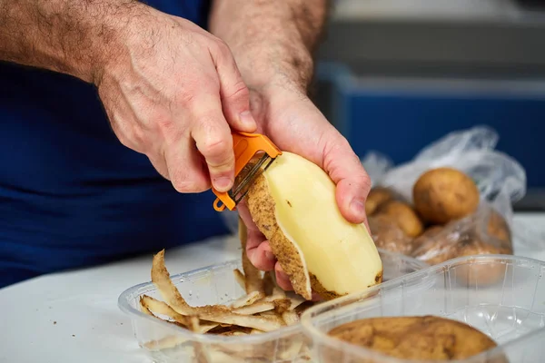 Картопля Man пілінг — стокове фото