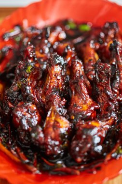 Karamelize tavuk kanatları, lezzetli Tay tarifi closeup