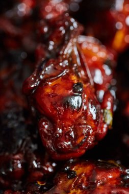 Karamelize tavuk kanatları, lezzetli Tay tarifi closeup