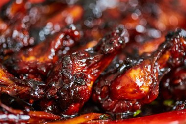 Karamelize tavuk kanatları, lezzetli Tay tarifi closeup