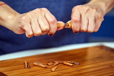 Adam tarçın çubuğu bir ahşap tahta kırma