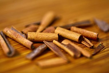 Tarçın bir ahşap tahta üzerinde kırık