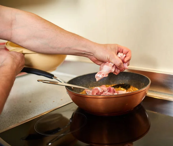 Mann Legt Hühnerflügel Den Wok Auf Dem Herd — Stockfoto