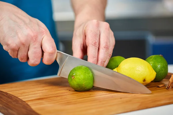 Man Slicing Limes Lemons Wooden Board — Stock Photo, Image