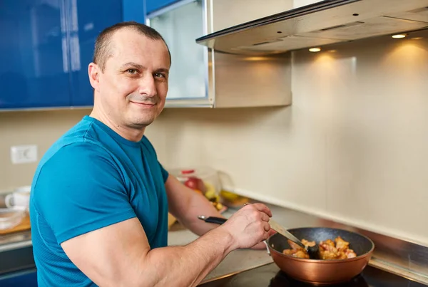 Homem Cozinhar Casa Sozinho Uma Receita Tailandesa Panelas Wok — Fotografia de Stock