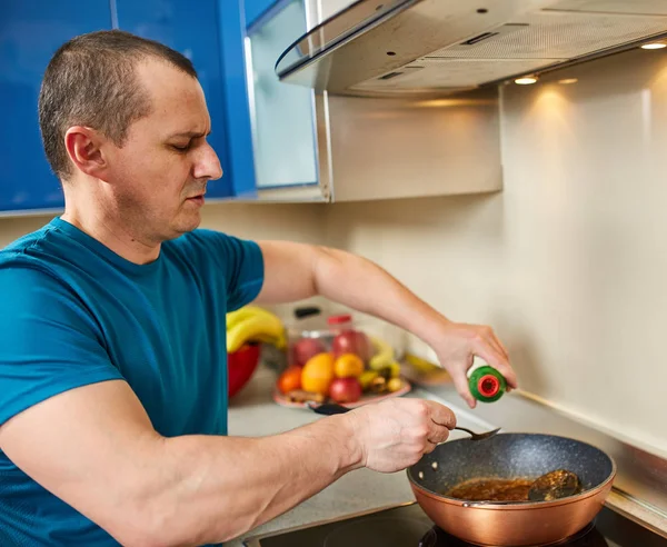 Homem Adicionando Ingredientes Açúcar Caramelizado Wok — Fotografia de Stock