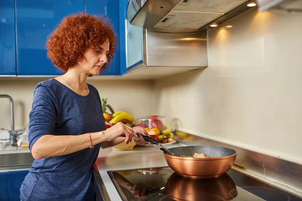 Woman Cooking Home Wok Stove — Stock Photo, Image