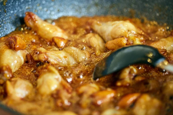 Close Van Gekarameliseerde Kippenvleugeltjes Een Wok Koken Thaise Recept — Stockfoto