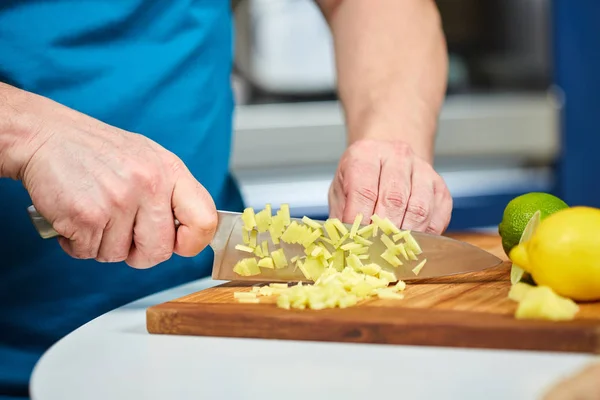 Homem Cortando Gengibre Fresco Uma Tábua Madeira Para Uma Receita — Fotografia de Stock