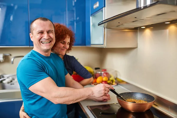 ストーブの上の鍋で料理家で 幸せなカップル — ストック写真